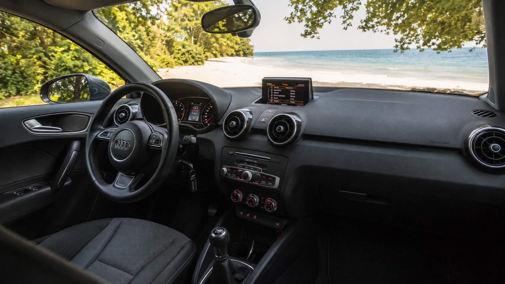 Audi A1-kabine med tændt fabriksmonteret skærm og oplyste instrumenter