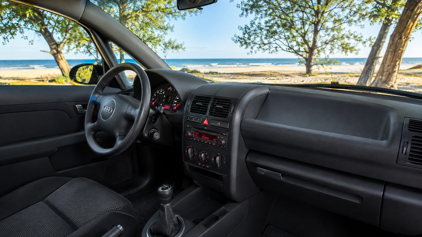 Audi A2-kabine med oplyste instrumenter og fabriksradio