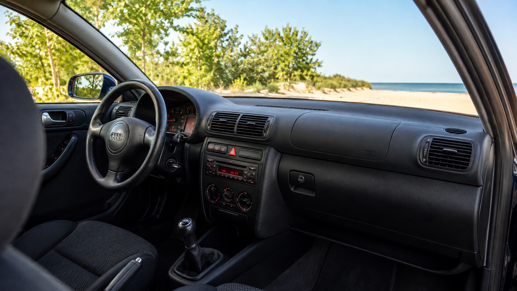 Første generation Audi A3-kabine med oplyste instrumenter og fabriksradio