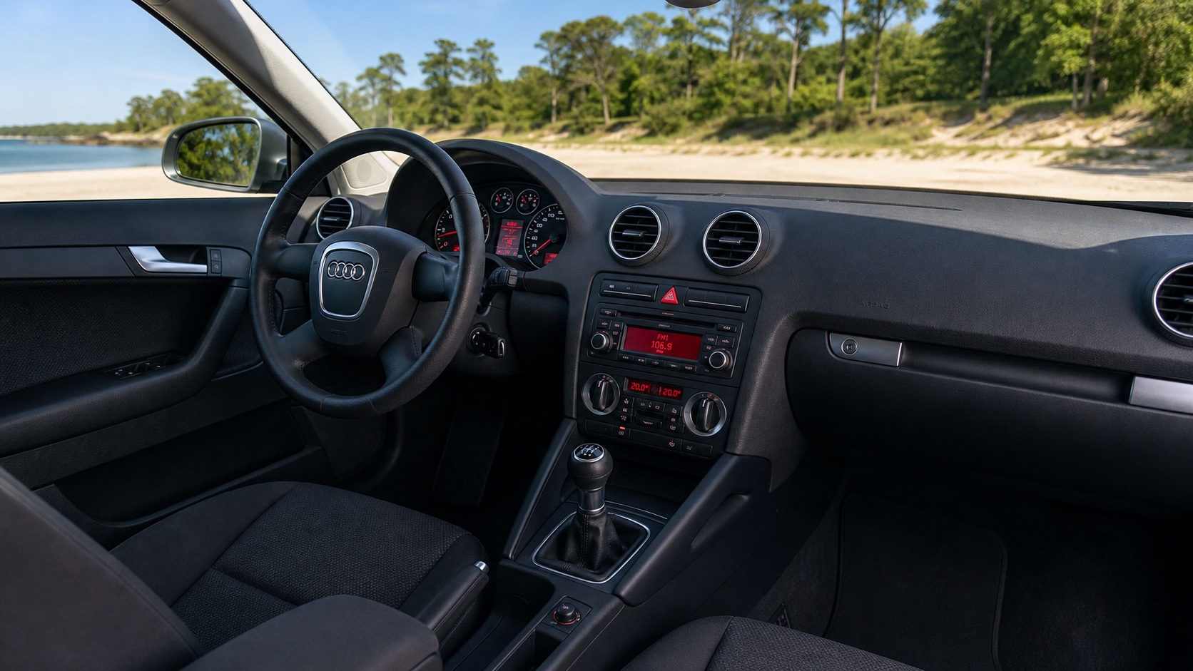 Audi A3 8P-kabine med oplyste instrumenter, fabriksradio og manuel gearkasse