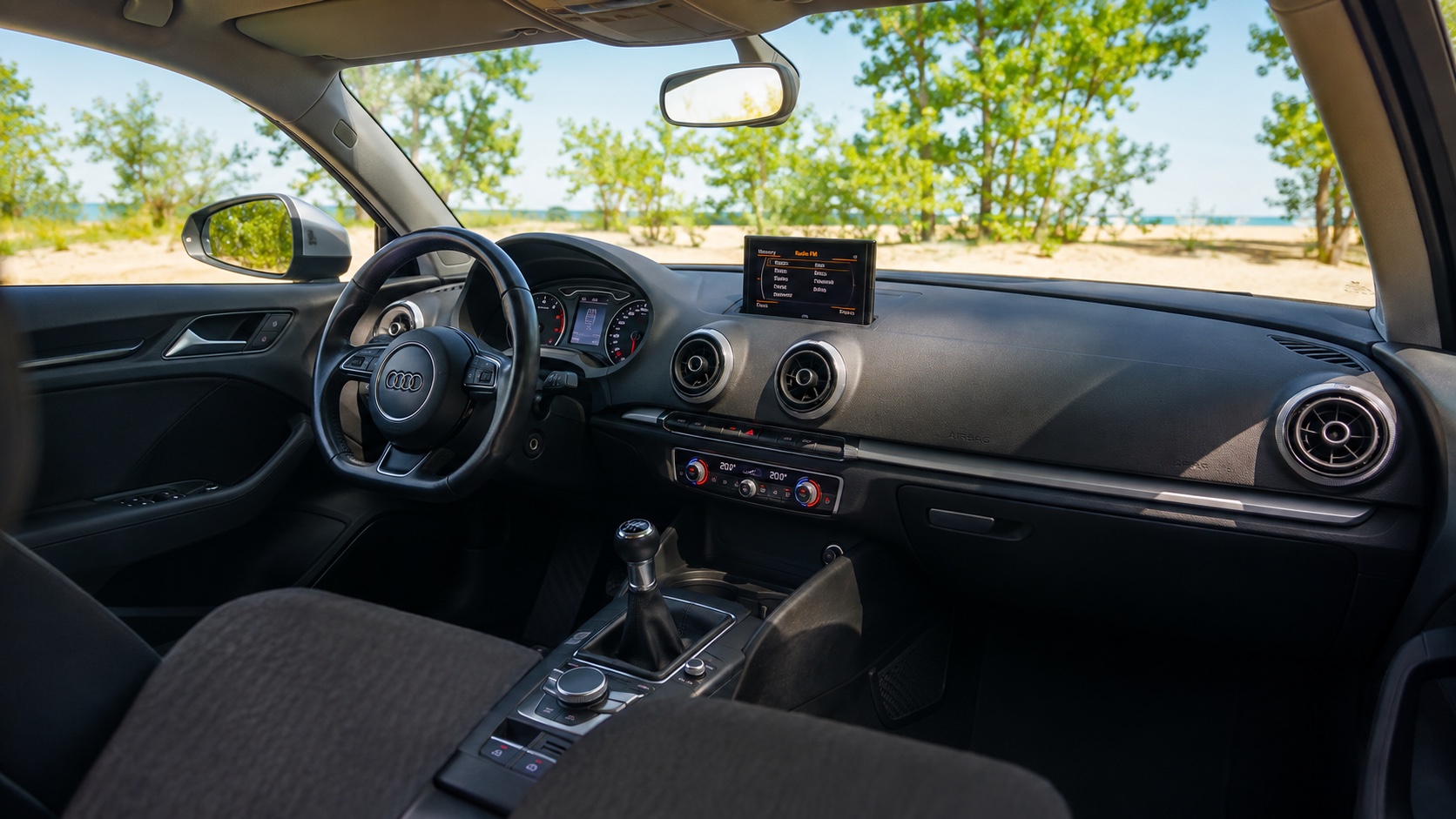 Audi A3 8V-kabine med tændt MMI-skærm og oplyste instrumenter