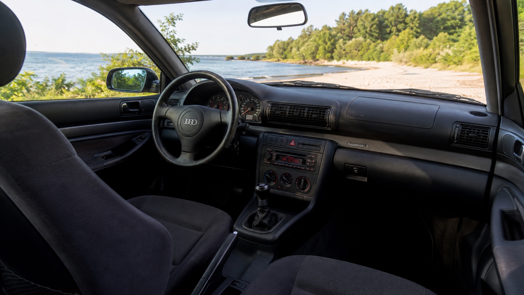 Audi A4 B5-interiør med oplyste instrumenter og original radio