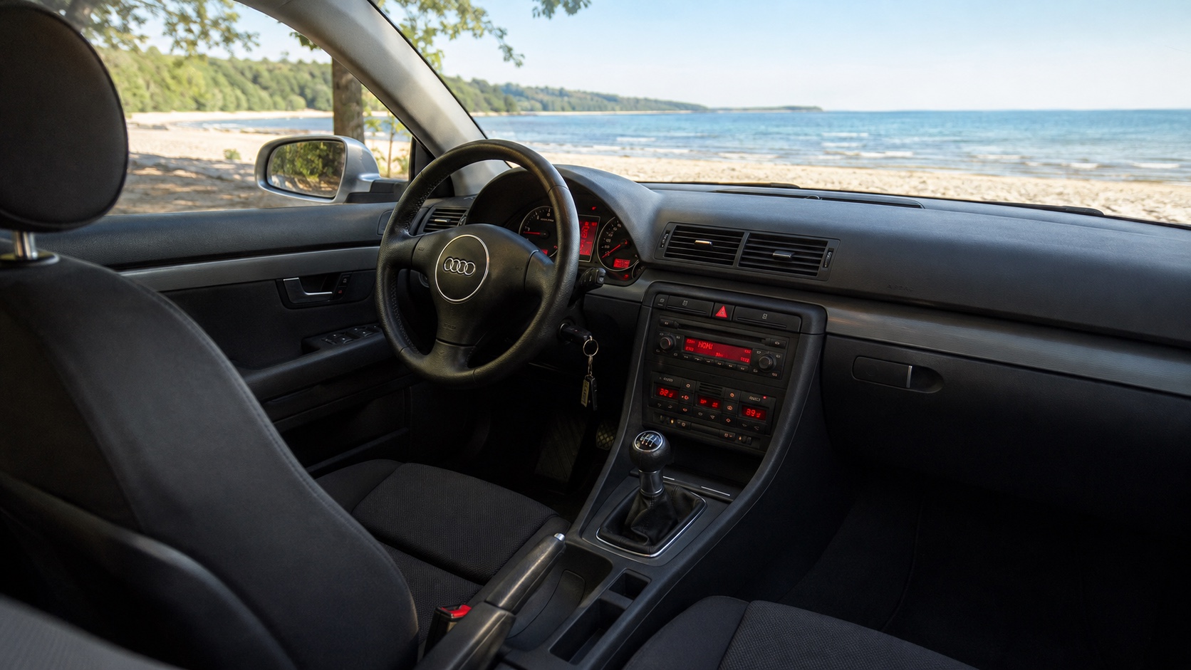 Audi A4 B6-interiør med oplyste instrumenter og original radio
