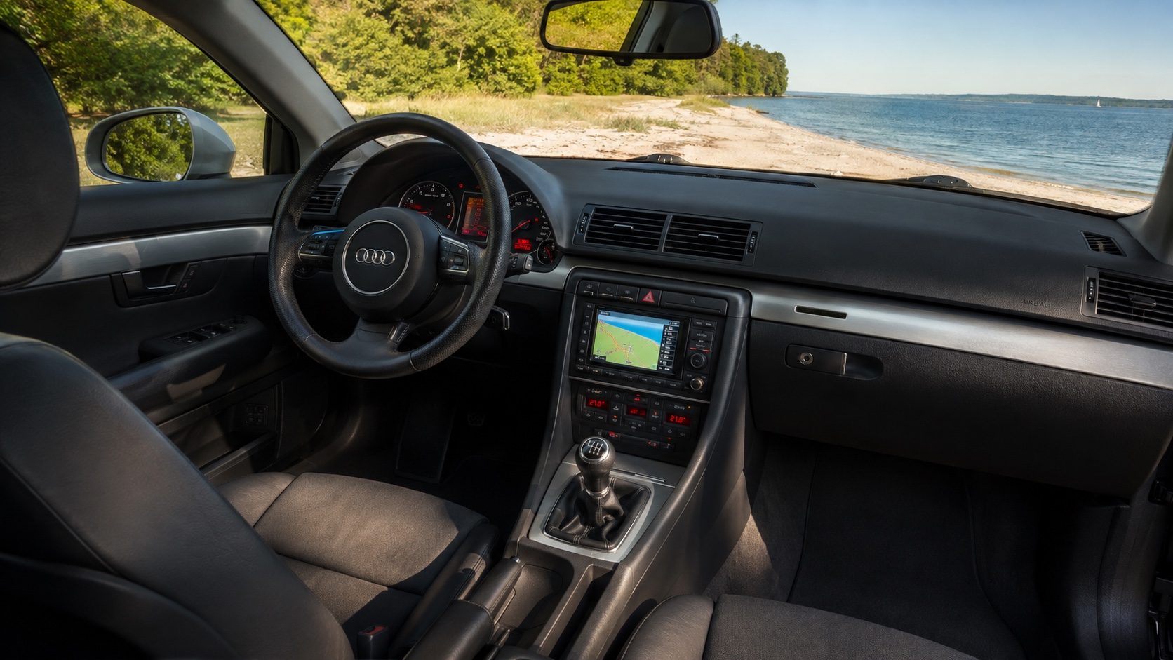 Audi A4 B7-interiør med tændt RNS-E-navigation og oplyste instrumenter