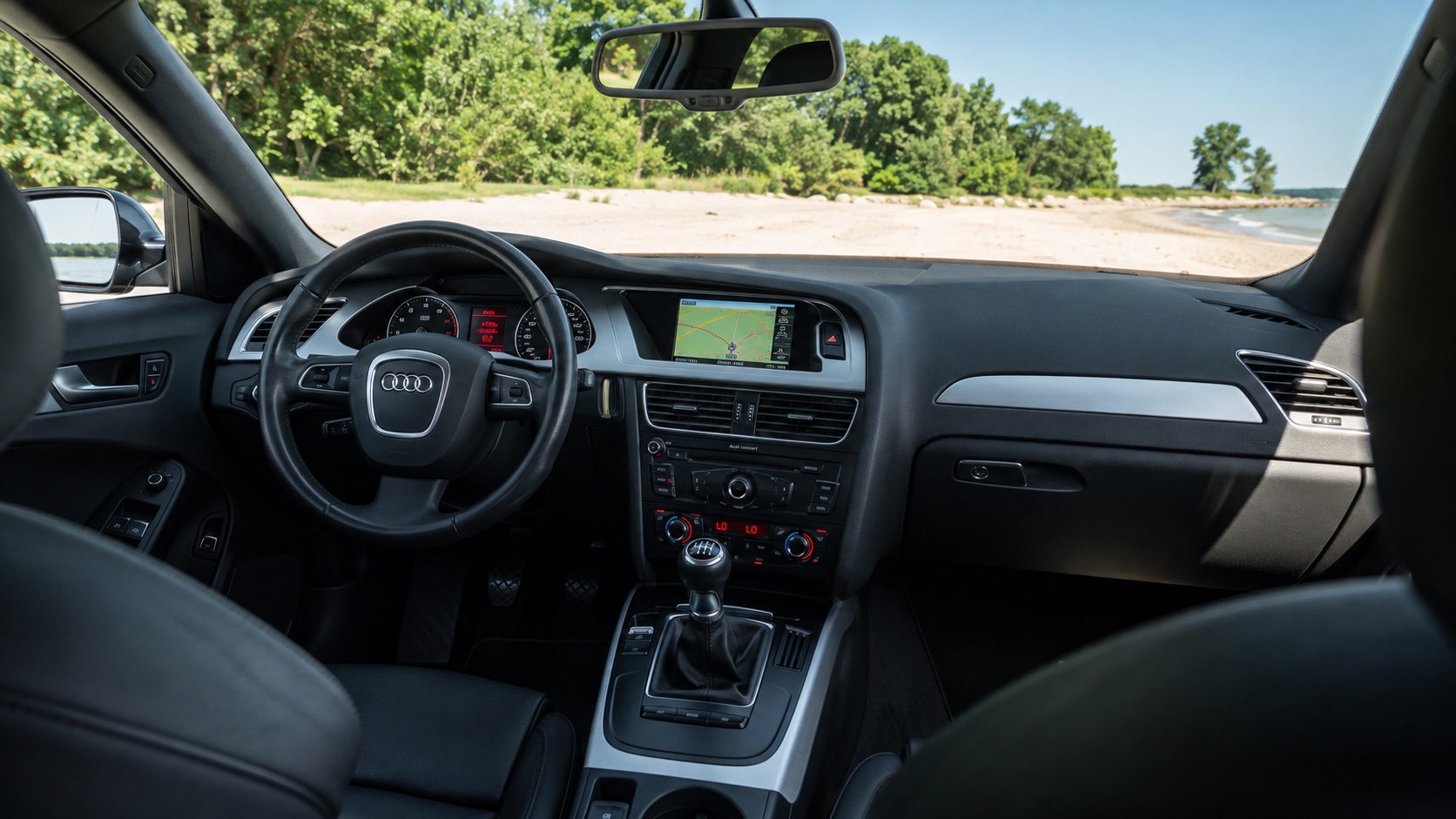 Audi A4 B8-interiør med tændt MMI-navigation og oplyste instrumenter