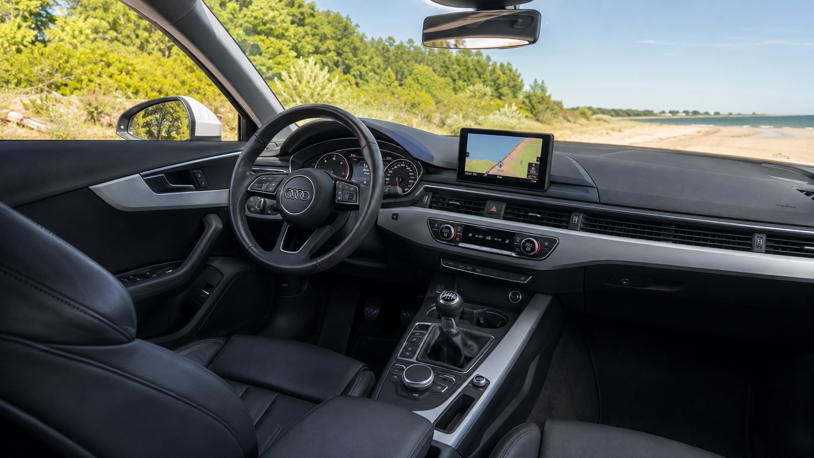 Audi A4 B9-interiør med tændt original MMI-navigation og instrumenter