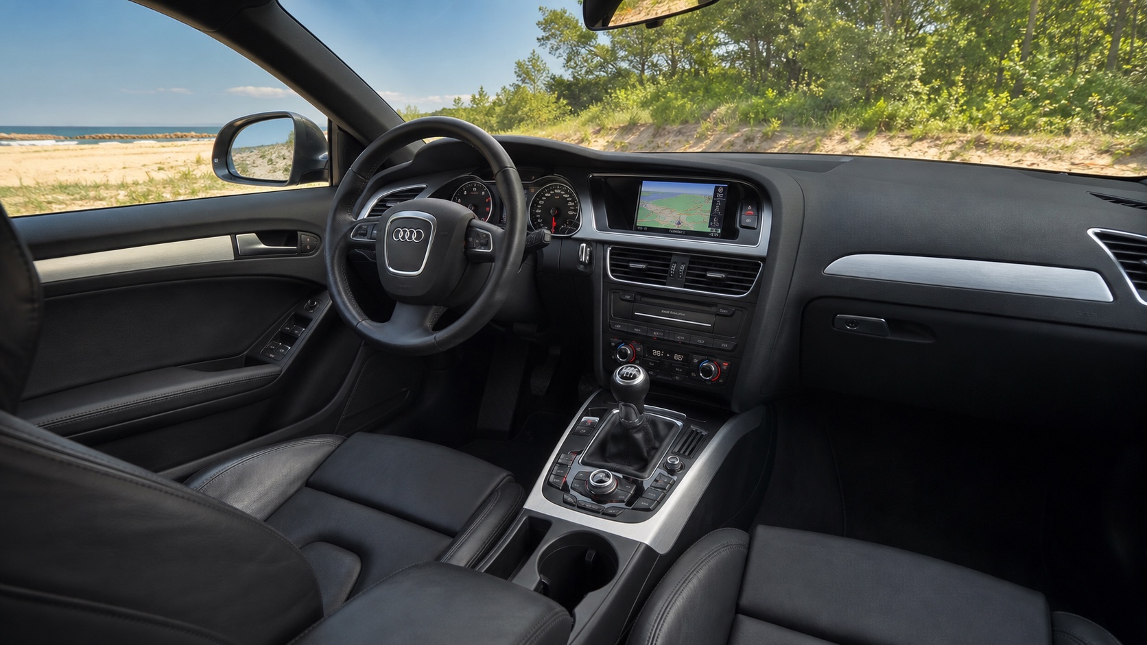 Audi A5 8T-interiør med tændt original navigation og oplyste instrumenter