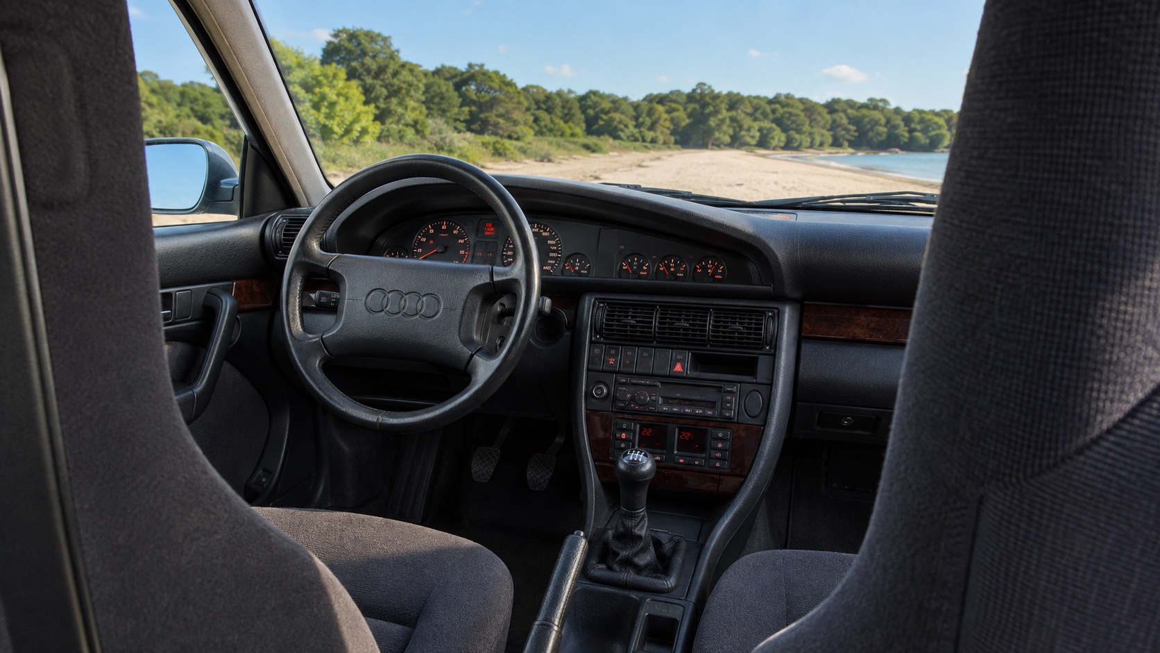 Audi A6 C4-interiør med oplyste analoge instrumenter og original kassetteafspiller
