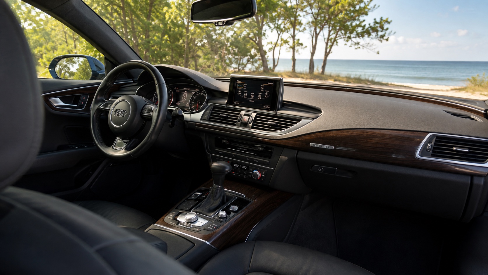 Audi A7 4G8-interiør set fra højre bagsæde med instrumenter og MMI-skærm tændt