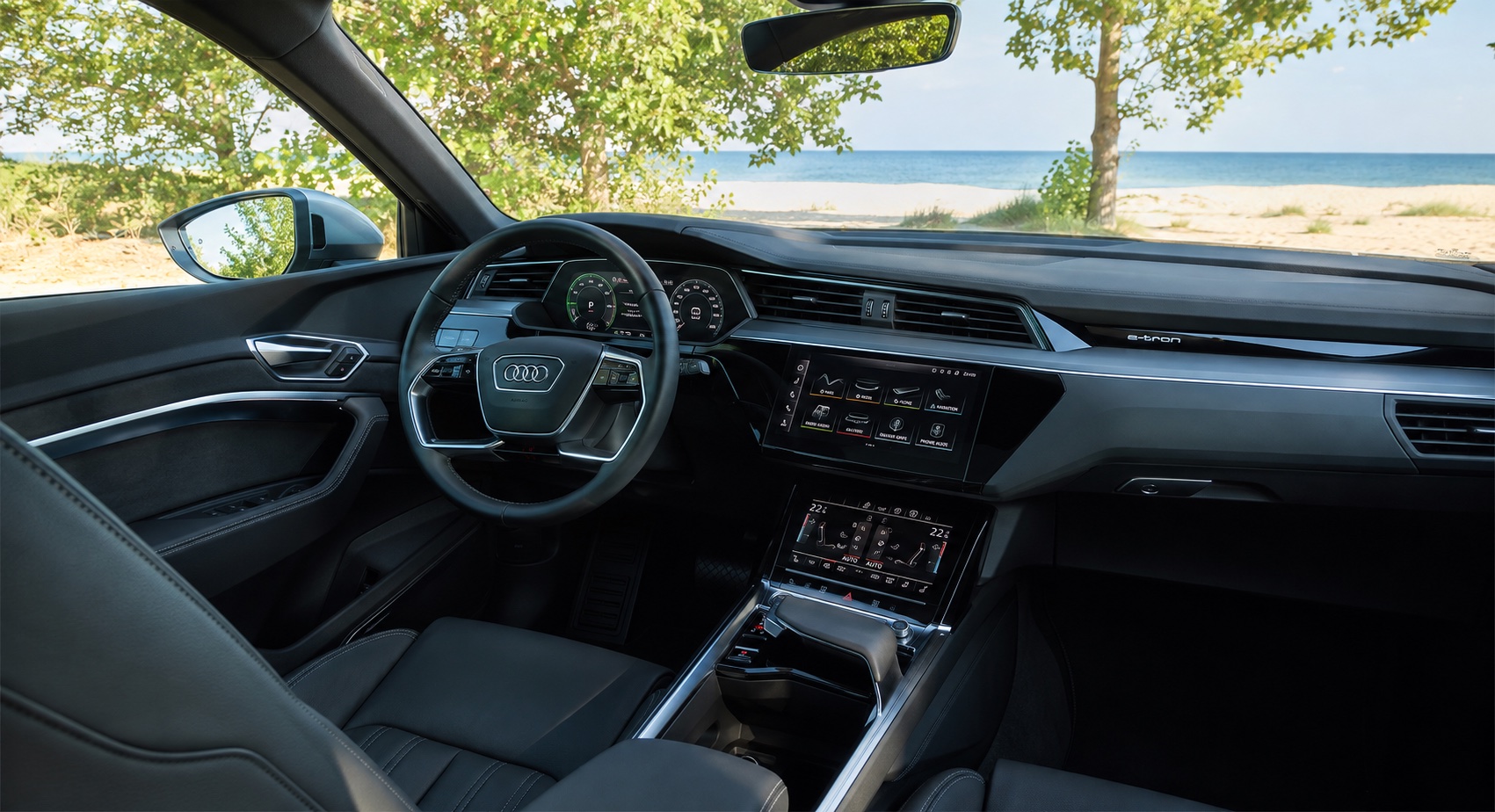Audi e-tron 2018-kabine set skråt fra højre bagsæde med fabriksmonterede skærme tændt