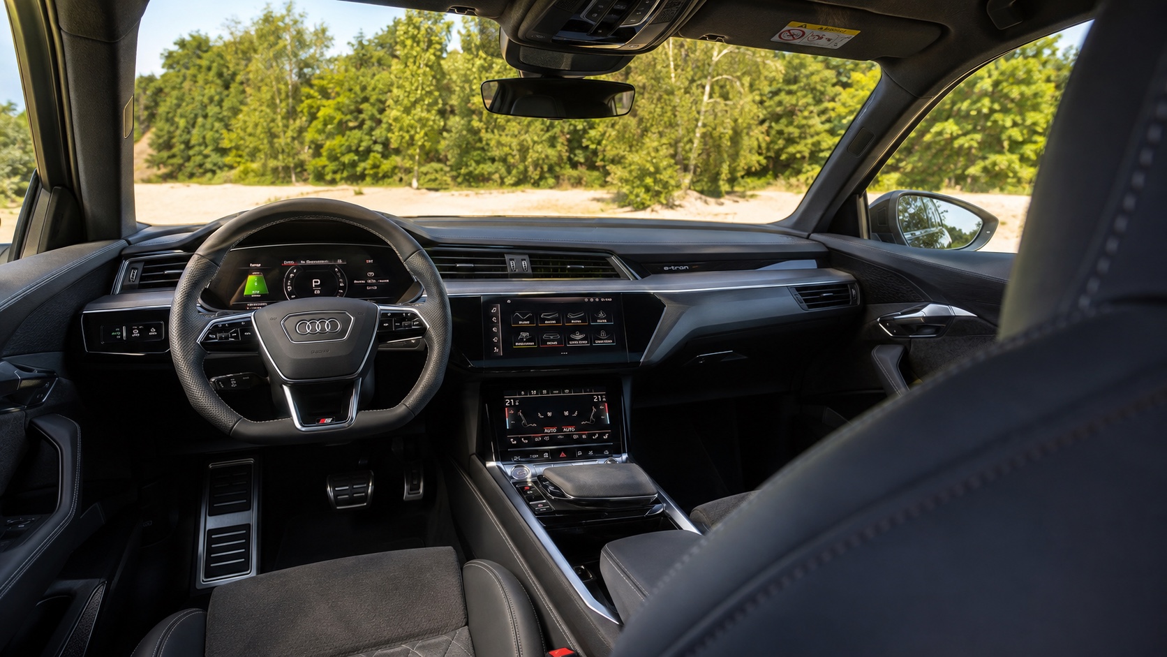 Audi e-tron S Sportback-kabine set skråt fra højre bagsæde med fabriksmonterede skærme tændt