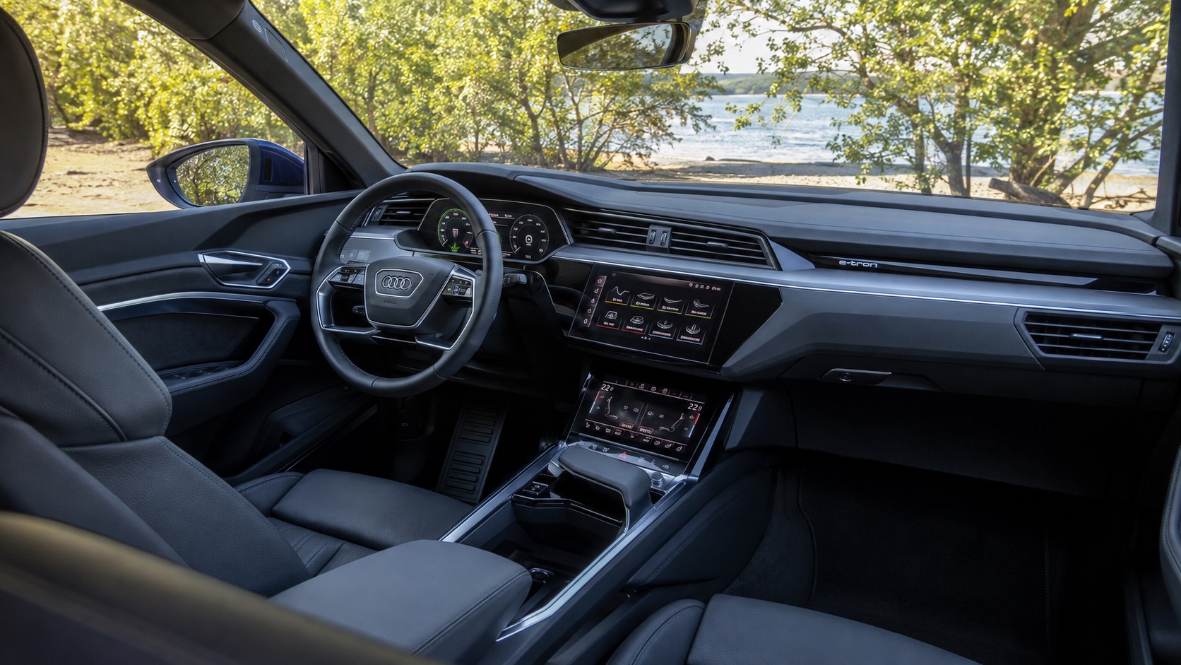 Audi e-tron Sportback-kabine set skråt fra højre bagsæde med fabriksmonterede skærme tændt