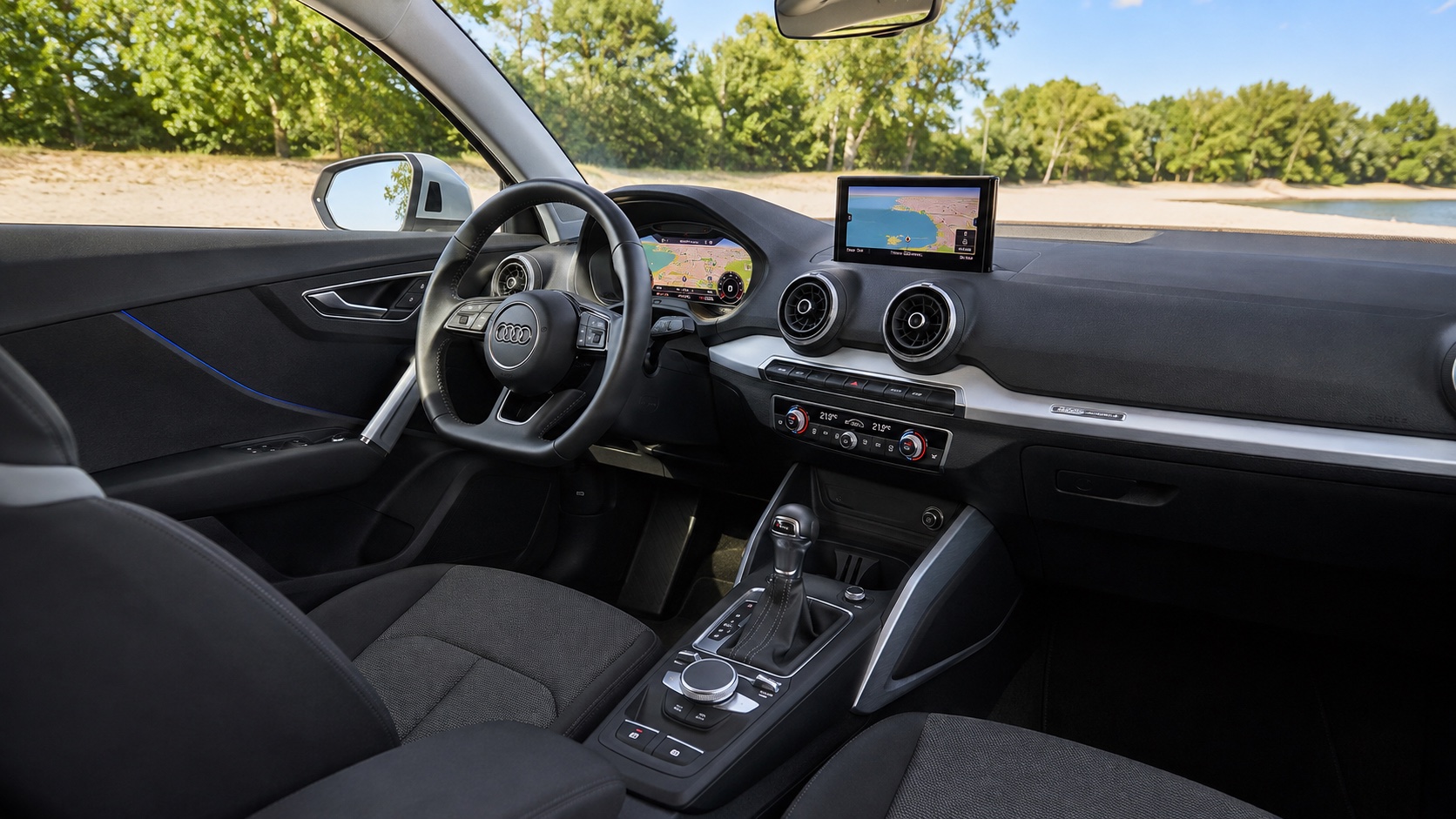 Audi Q2-interiør set skråt fra højre bagsæde med instrumenter og MMI-skærm tændt