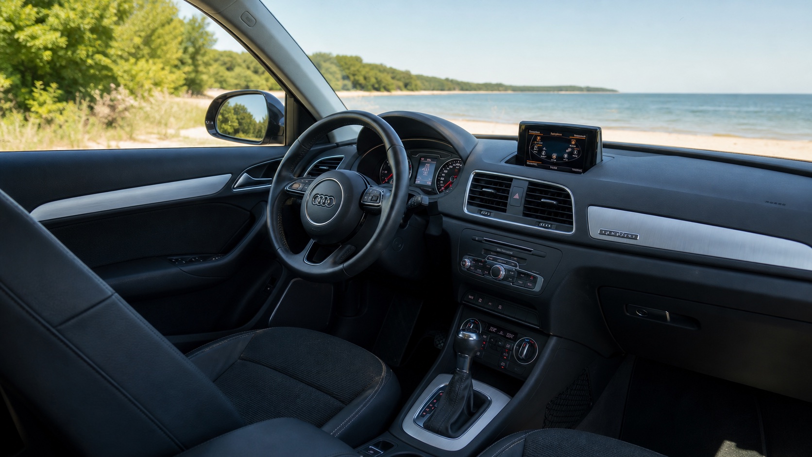 Audi Q3 8U-interiør set skråt fra højre bagsæde med instrumenter og MMI-skærm tændt