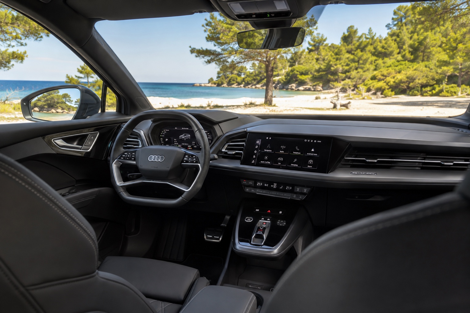 Audi Q4 e-tron-kabine set skråt fra højre bagsæde med de fabriksmonterede skærme tændt