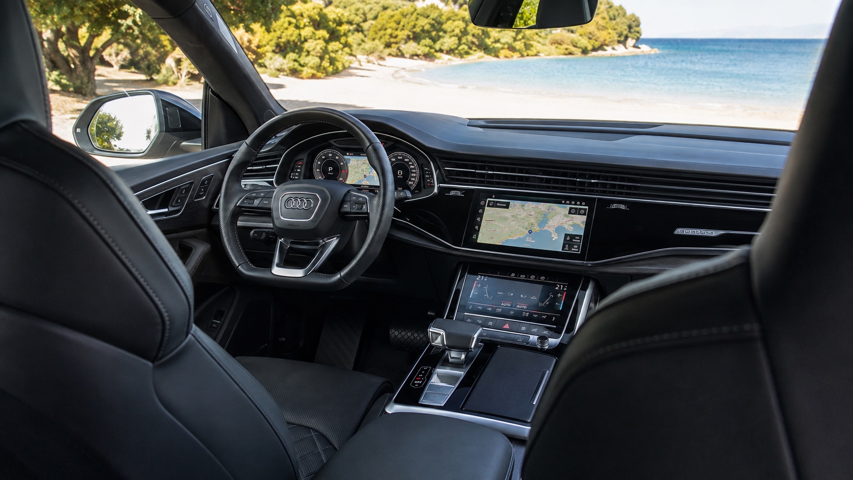 Audi Q8 4M8-interiør set skråt fra højre bagsæde med Virtual Cockpit og begge MMI-skærme tændt