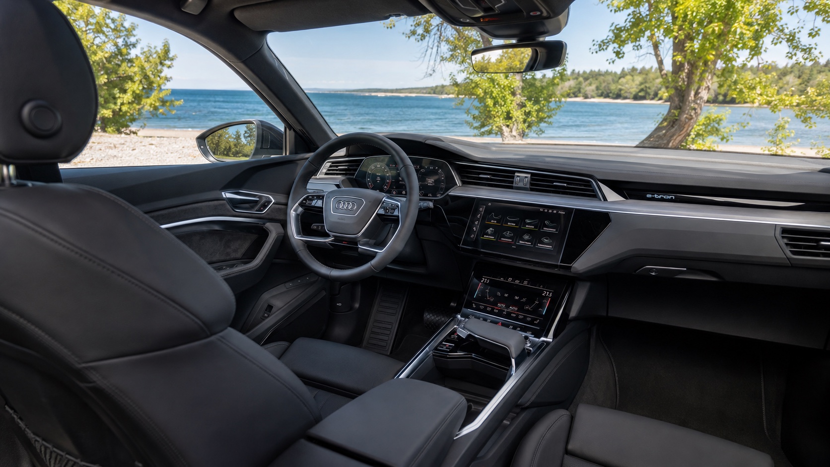 Audi Q8 e-tron-kabine set skråt fra højre bagsæde med de fabriksmonterede skærme tændt