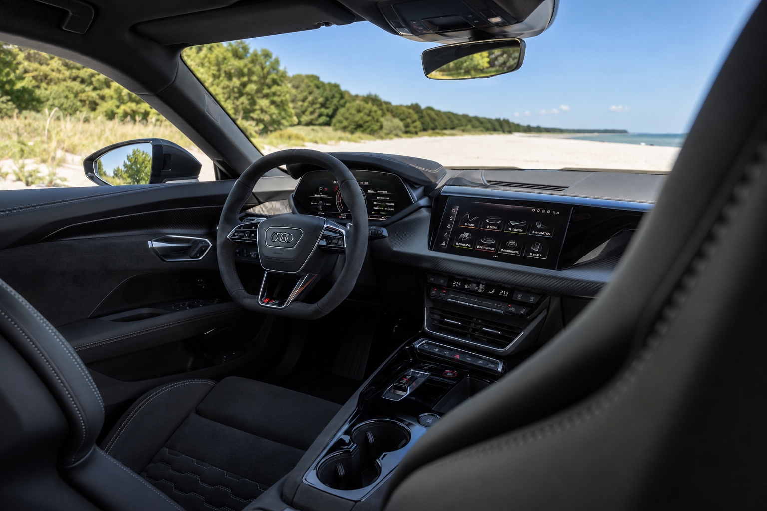 Audi RS e-tron GT-interiør med digital instrumentering og den integrerede MMI-skærm tændt