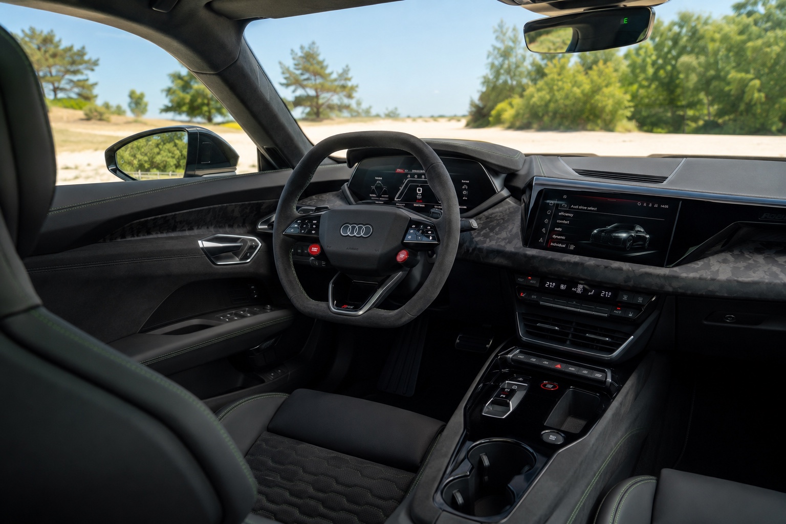 Audi RS e-tron GT performance-interiør med tændte fabriksmonterede skærme, røde ratknapper og kulfiberdekor