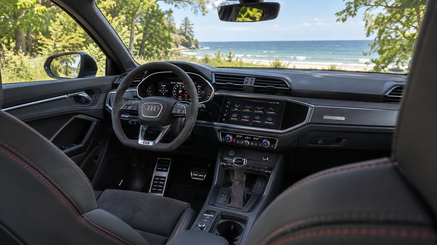 Audi RS Q3 F3-interiør set skråt fra højre bagsæde med Virtual Cockpit og MMI-skærm tændt