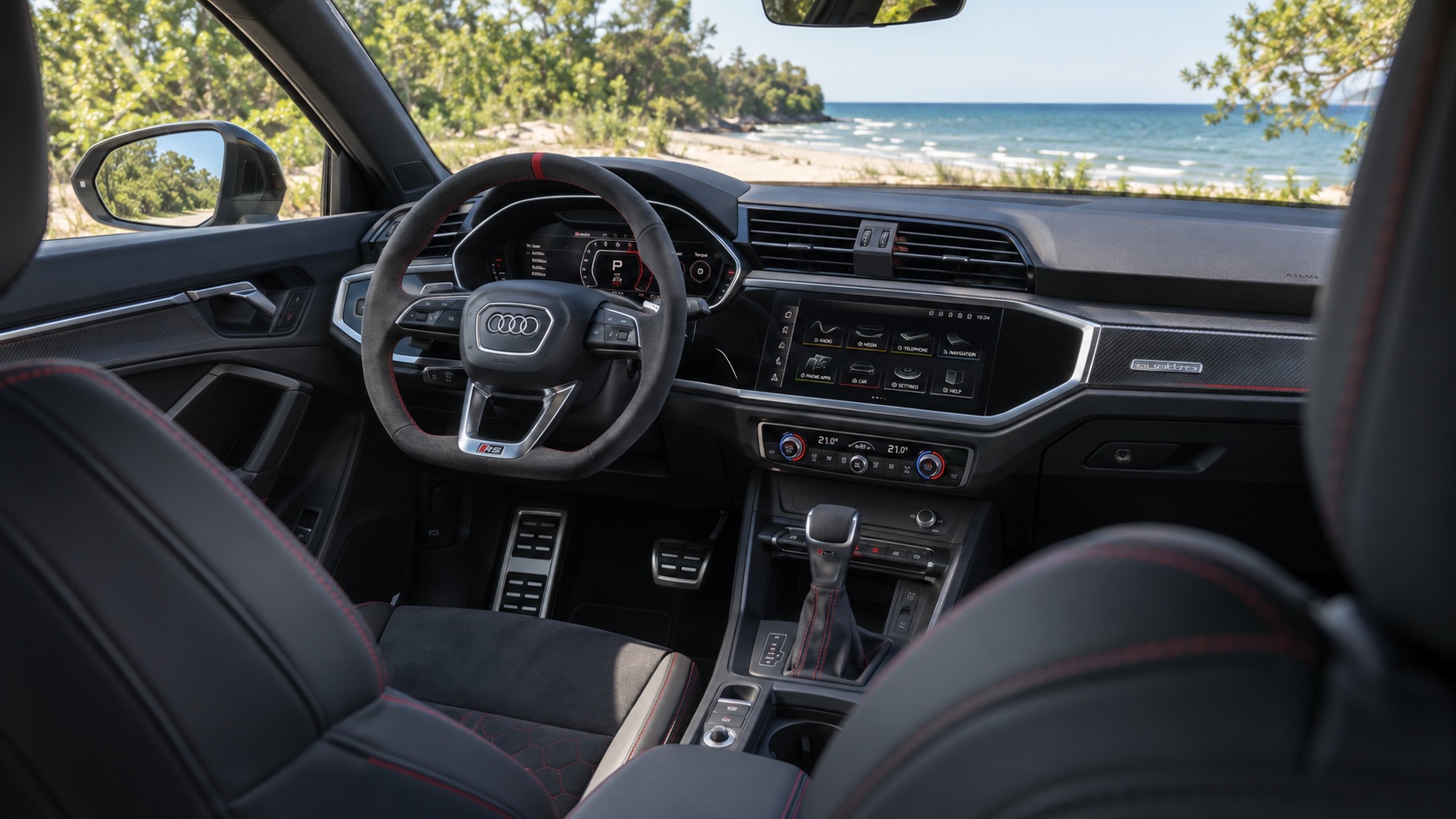 Audi RS Q3 Sportback F3-interiør set skråt fra højre bagsæde med instrumenter og MMI-skærm tændt