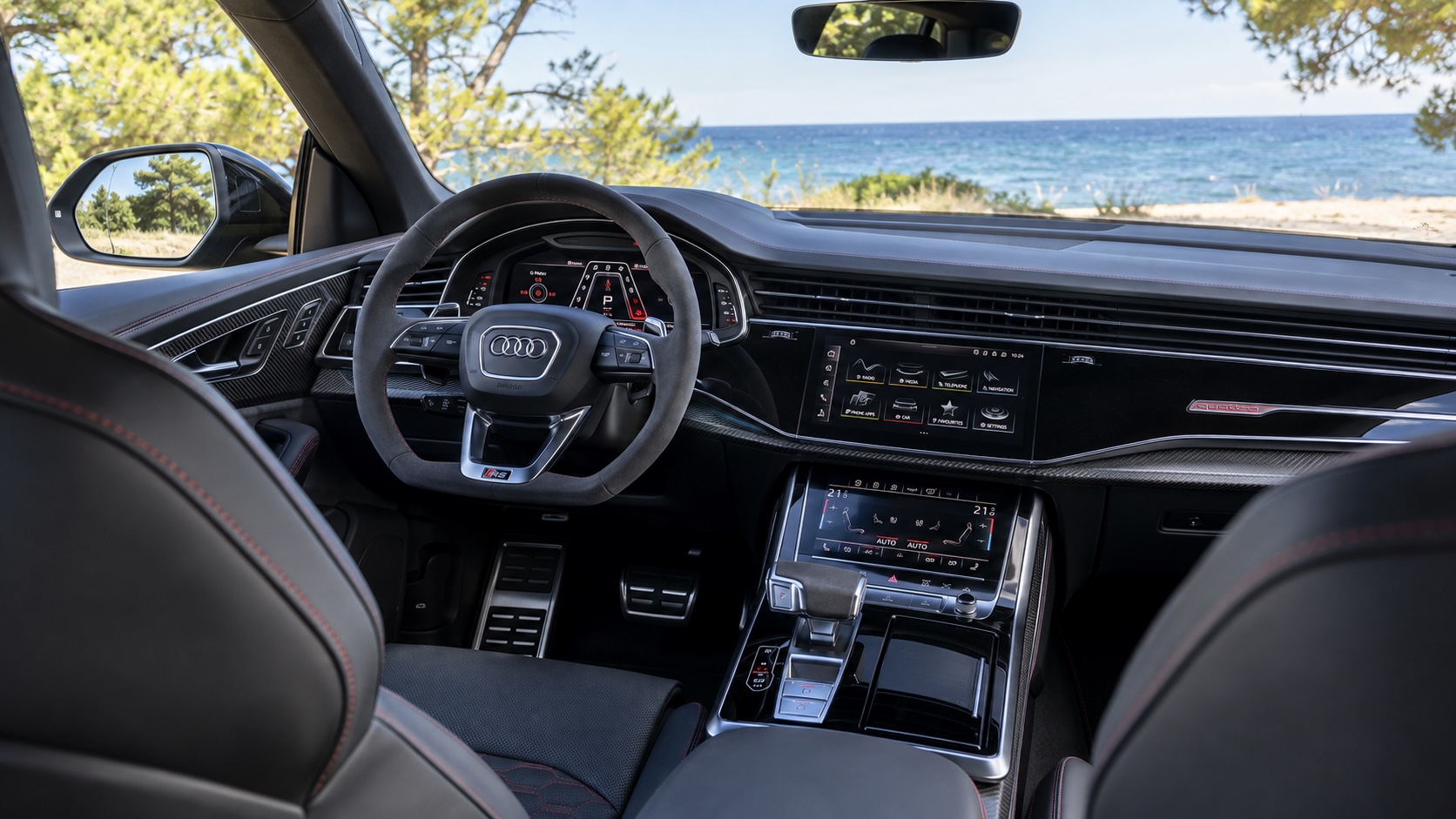 Audi RS Q8-interiør set skråt fra højre bagsæde med RS-instrumenter og MMI-skærme tændt