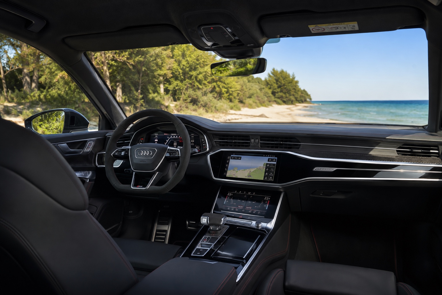Audi RS 6 Avant Performance-kabine set skråt fra højre bagsæde med alle fabriksmonterede skærme tændt
