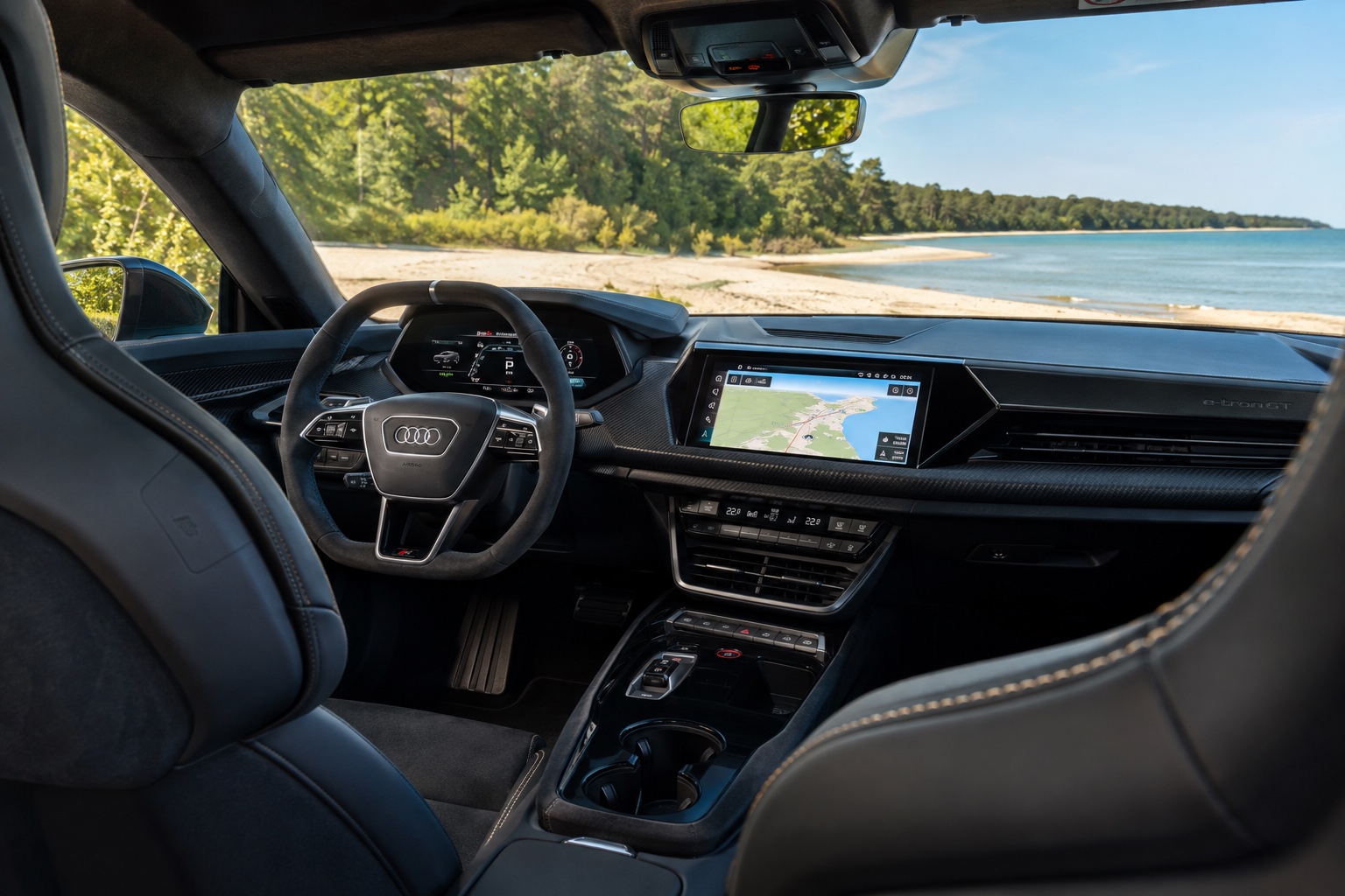 Audi S e-tron GT-kabine set skråt fra højre bagsæde med de fabriksmonterede skærme tændt
