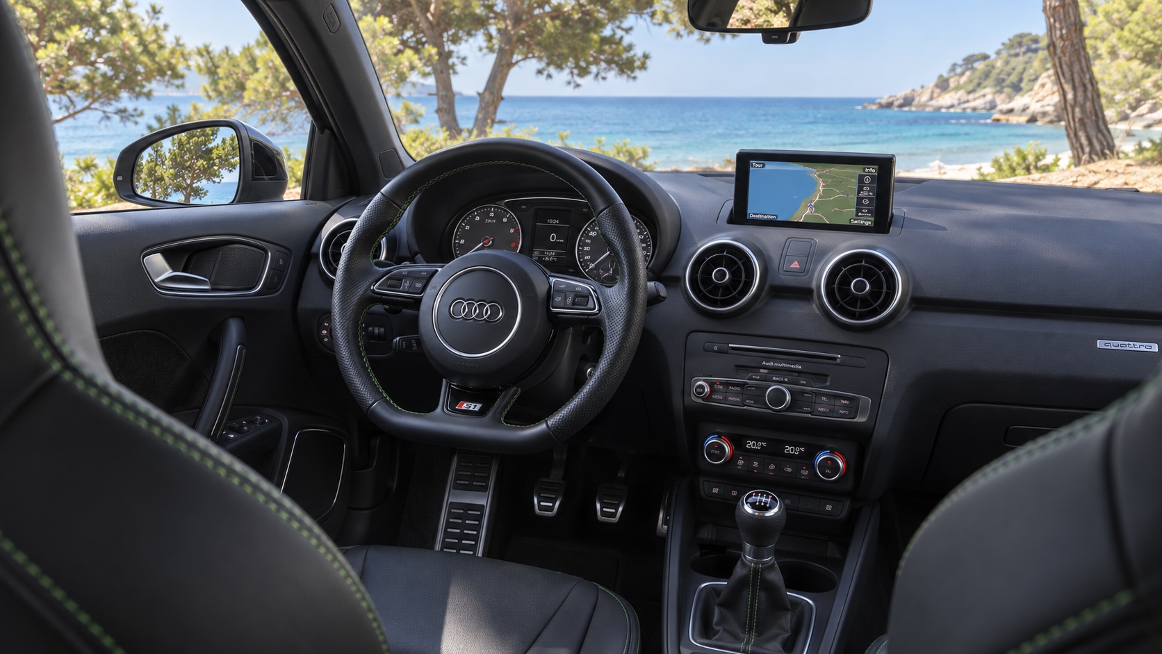 Audi S1 Sportback-interiør med tændte instrumenter og MMI-skærm