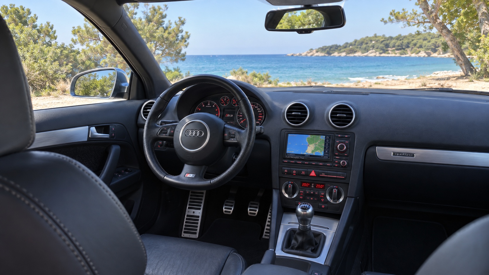 Audi S3 8P-interiør med instrumenter og navigation tændt