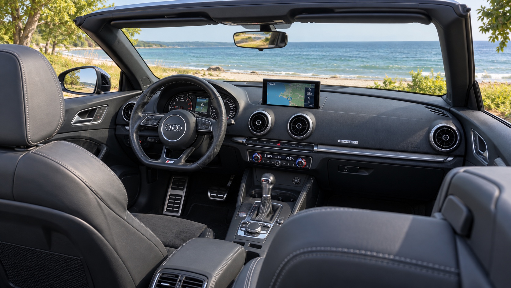 Audi S3 Cabriolet 8V-interiør med åben kaleche og MMI-skærm tændt