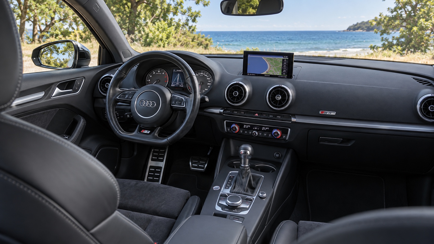 Audi S3 Sedan 8V-interiør med instrumenter og MMI-skærm tændt