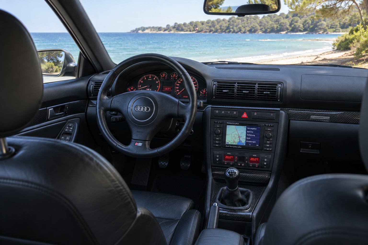 Audi S4 Avant B5-interiør med instrumenter og navigation tændt