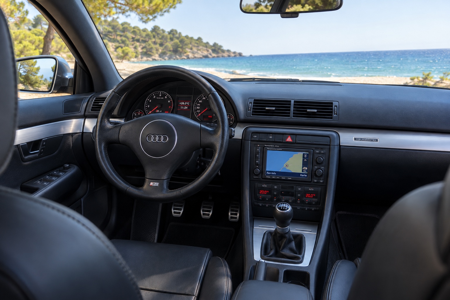 Audi S4 Sedan B6-interiør med instrumenter og navigation tændt