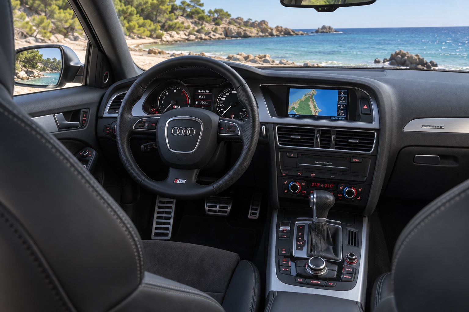 Audi S4 Sedan B8-interiør med analoge instrumenter og navigation tændt