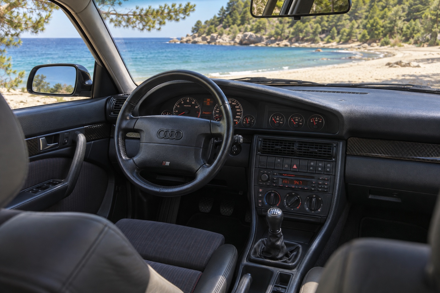 Audi S4 Sedan C4-interiør med instrumenter og radio tændt