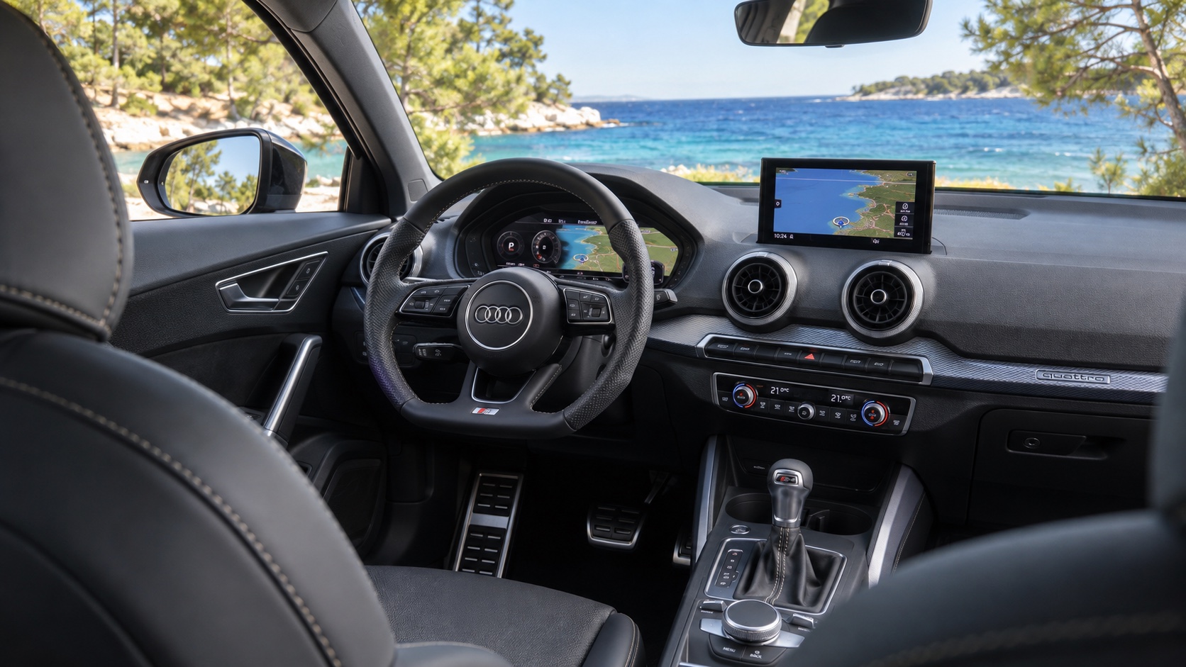 Audi SQ2-interiør set skråt fra højre bagsæde med instrumenter og MMI-skærm tændt