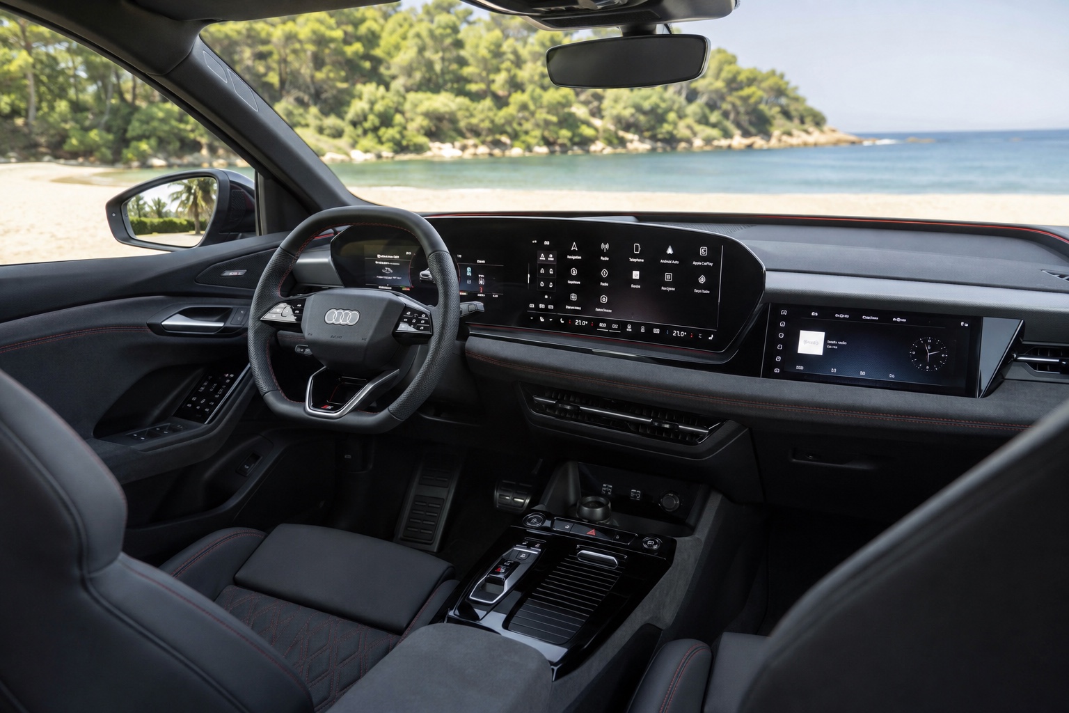 Audi SQ6 Sportback e-tron-kabine set skråt fra højre bagsæde med de fabriksmonterede skærme tændt