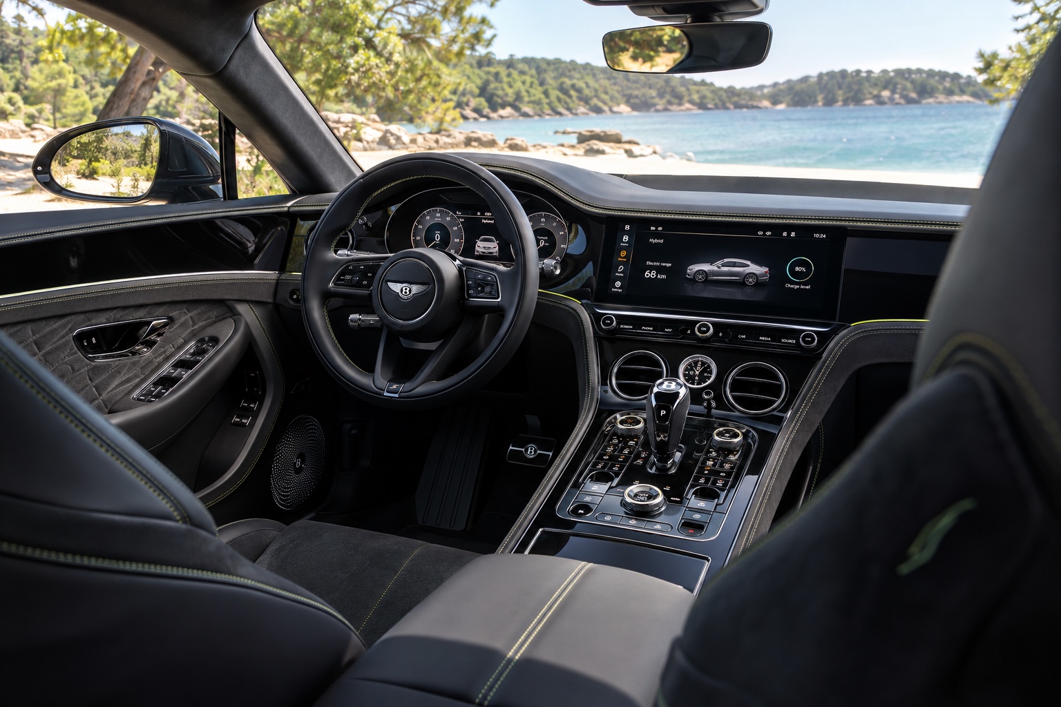 Interiøret i Bentley Continental GT S med sportsrat, mørkt læder og tændte digitale skærme