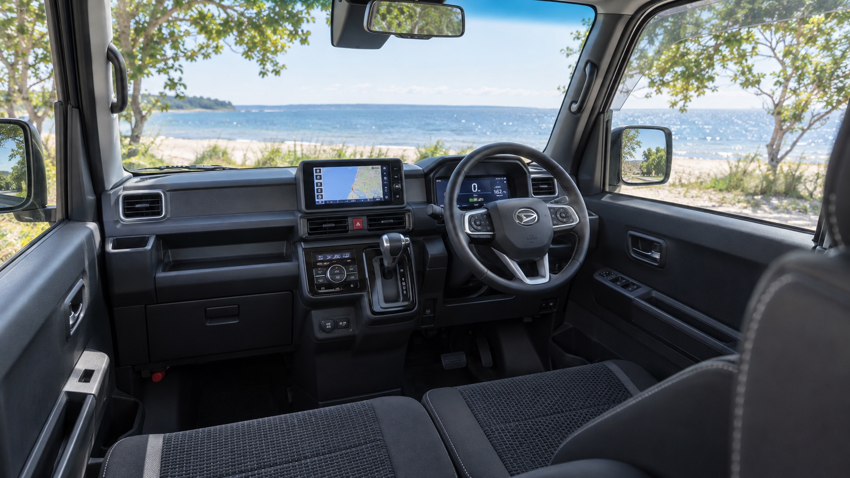 Daihatsu e-Atrai RS-interiør med højrestyring og skærmene tændt