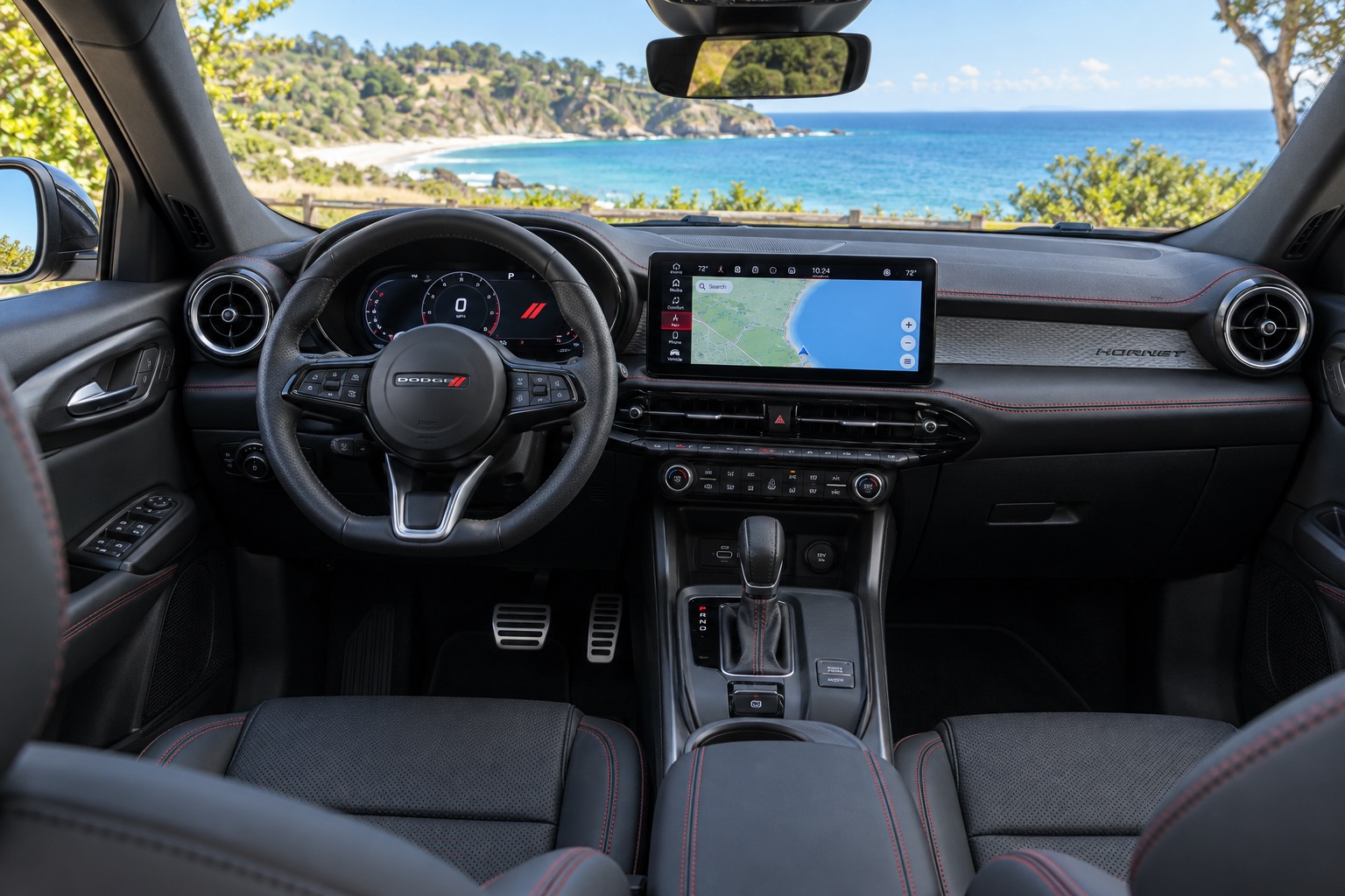 Dodge Hornet interiør med digital instrumentering og tændt Uconnect-skærm set fra bagsædet