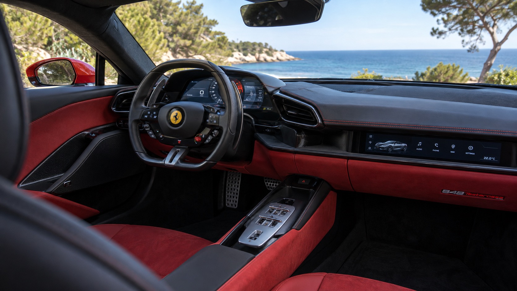 Ferrari 849 Testarossa-interiør set skråt fra højre bag førersædet med skærmene tændt