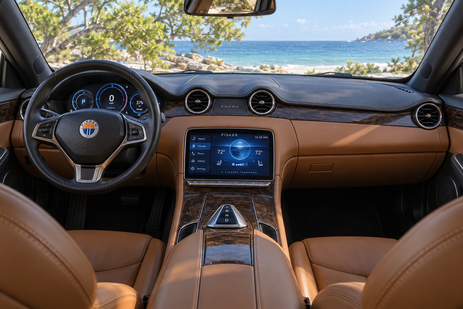 Fisker Karma med læder, træindlæg, høj midtertunnel og tændt centerskærm set fra højre bagsæde