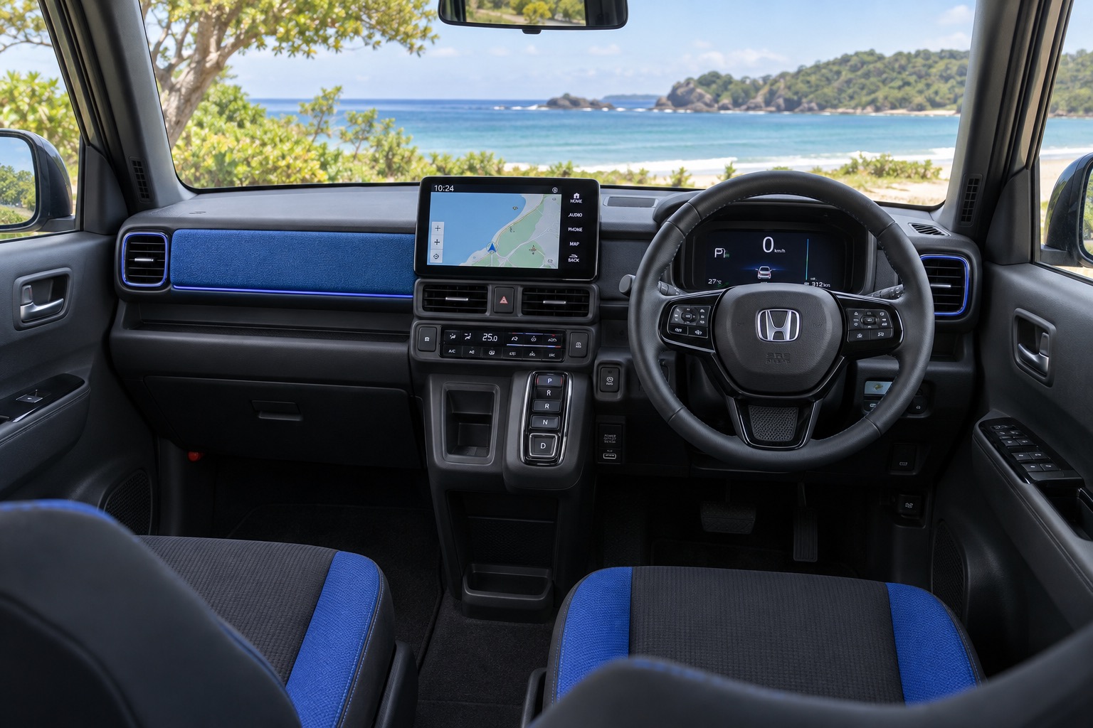Højrestyret Honda Super-ONE med blå detaljer og tændte skærme set fra højre bagsæde