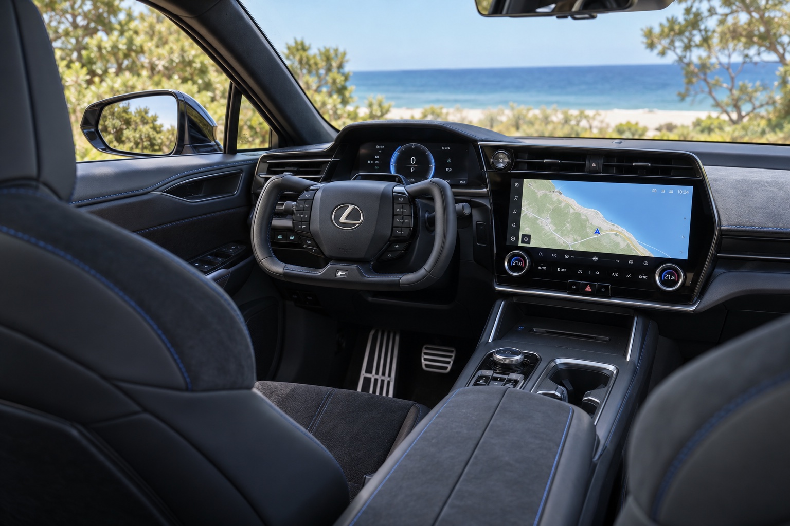 Kabinen i Lexus RZ 550e F SPORT med tændte digitale skærme