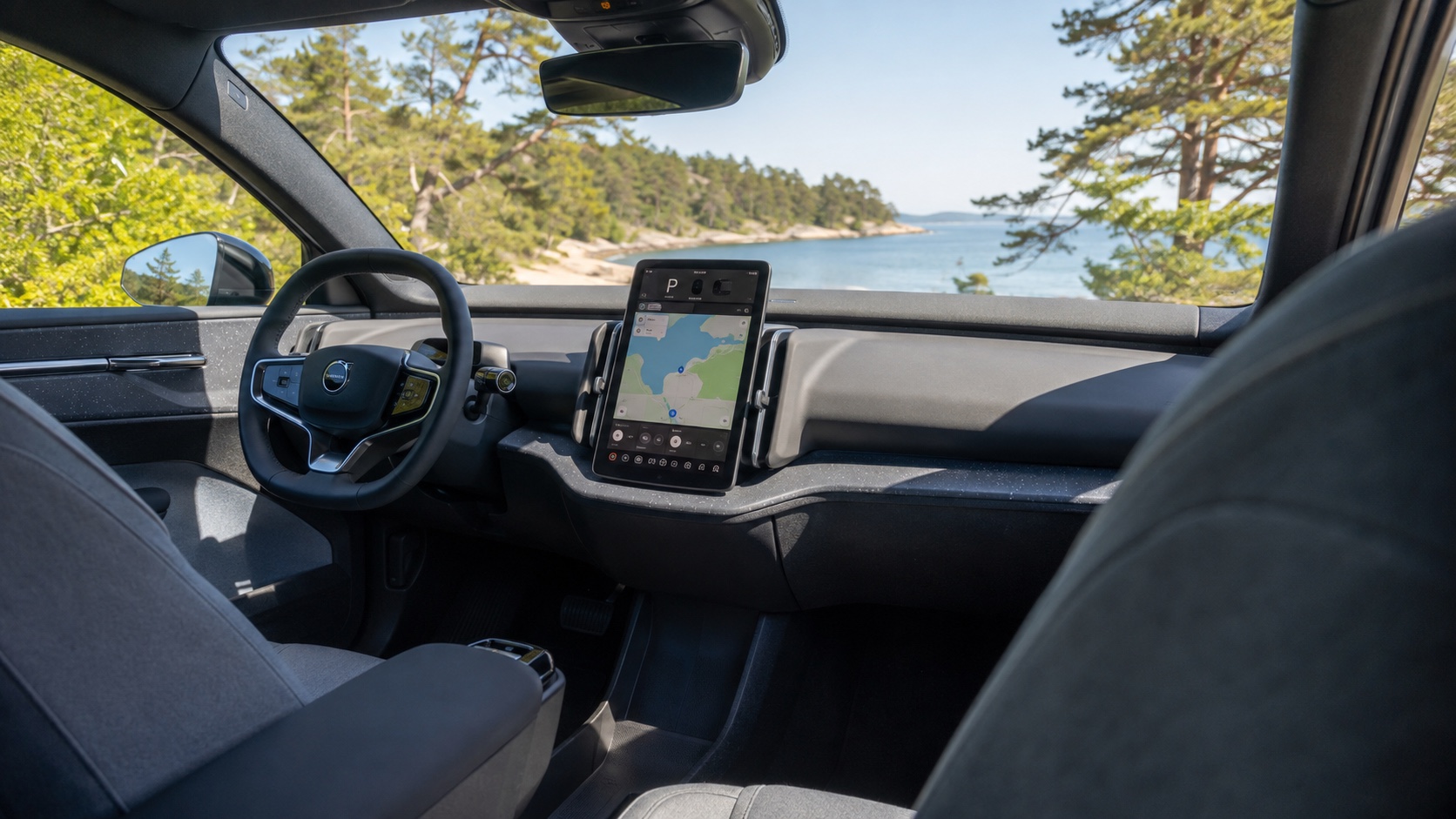 Volvo EX30-interiør set skråt fra højre bagsæde med den centrale skærm tændt